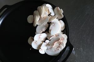奶油蘑菇浓汤的做法 步骤2