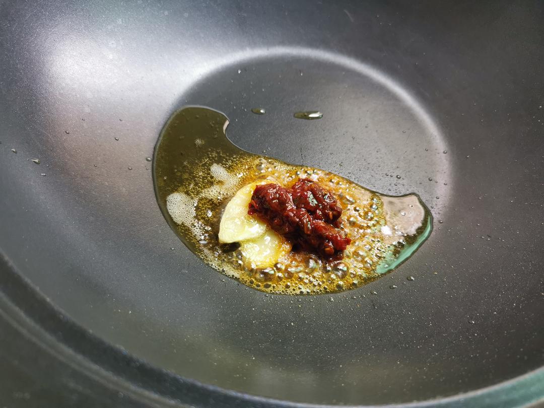 教你在家也可以做的榨菜肉丝面，香辣开胃，面条好吃到连汤都不剩的做法 步骤4