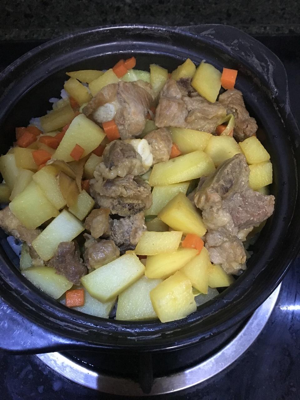 土豆排骨煲仔饭的做法
