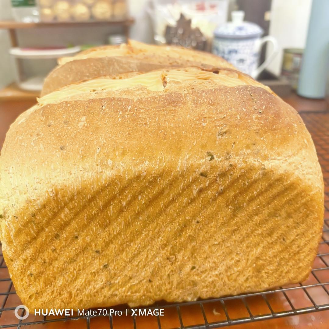 花椒叶芝士香肠吐司