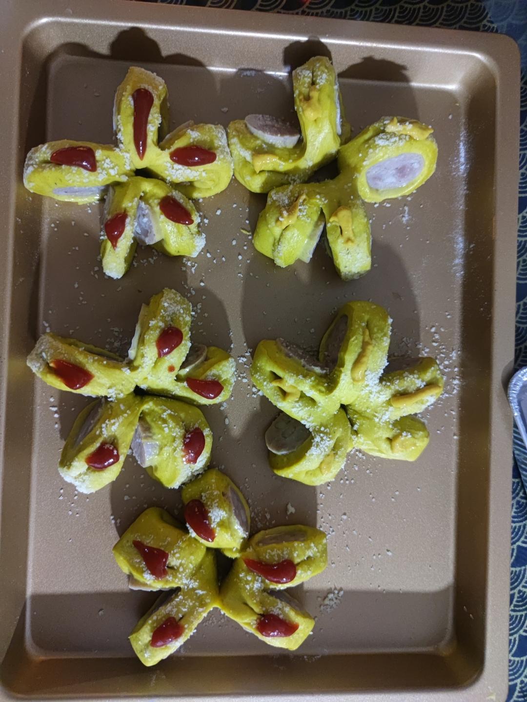 整形简单又好看的！芝士小花脆皮肠面包！