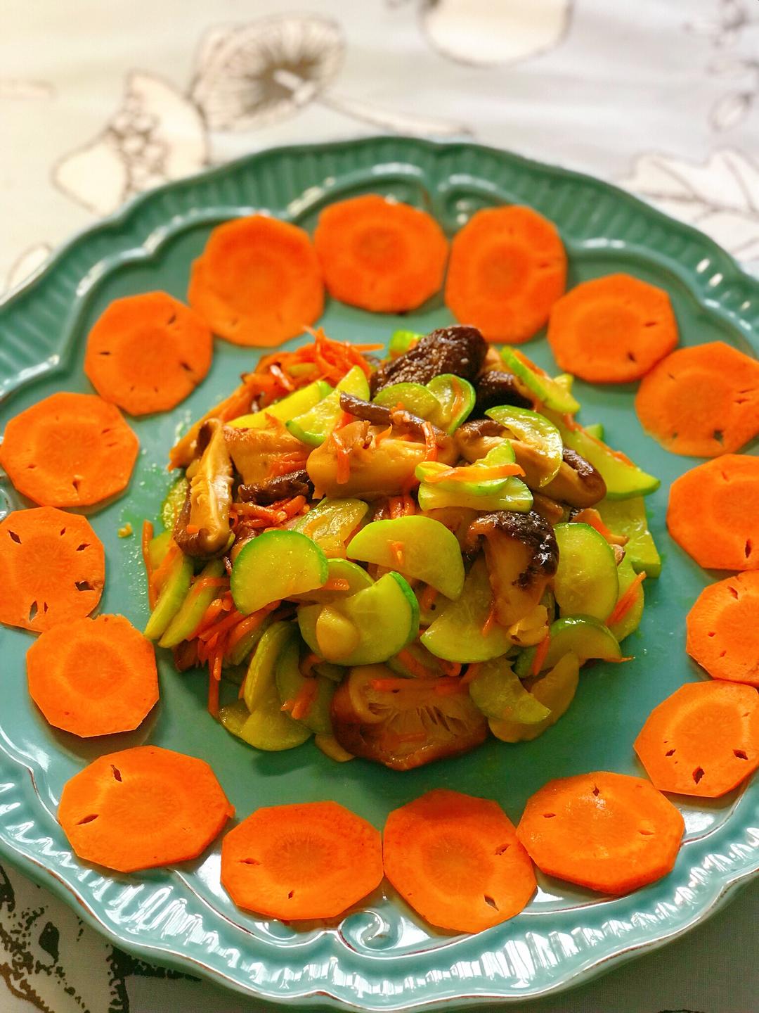 胡萝卜丝黄瓜片炒香菇