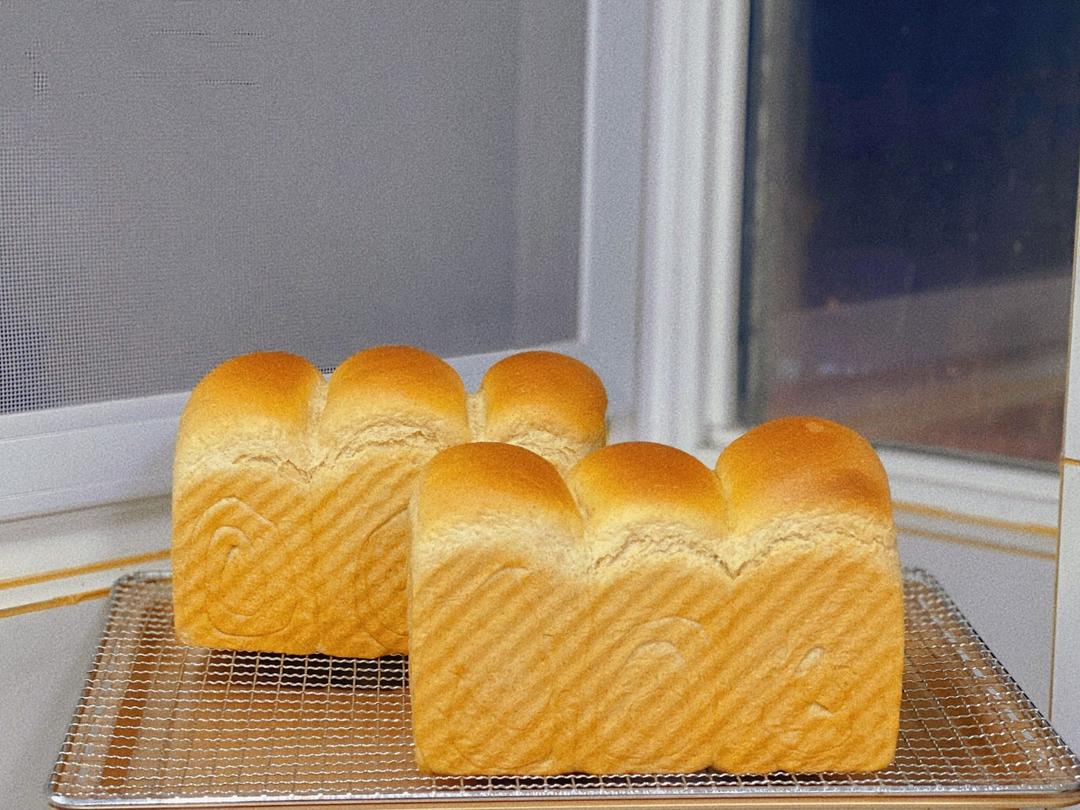 【北海道牛奶吐司】 （450克吐司两条，制作一条配料全部减半即可）的做法