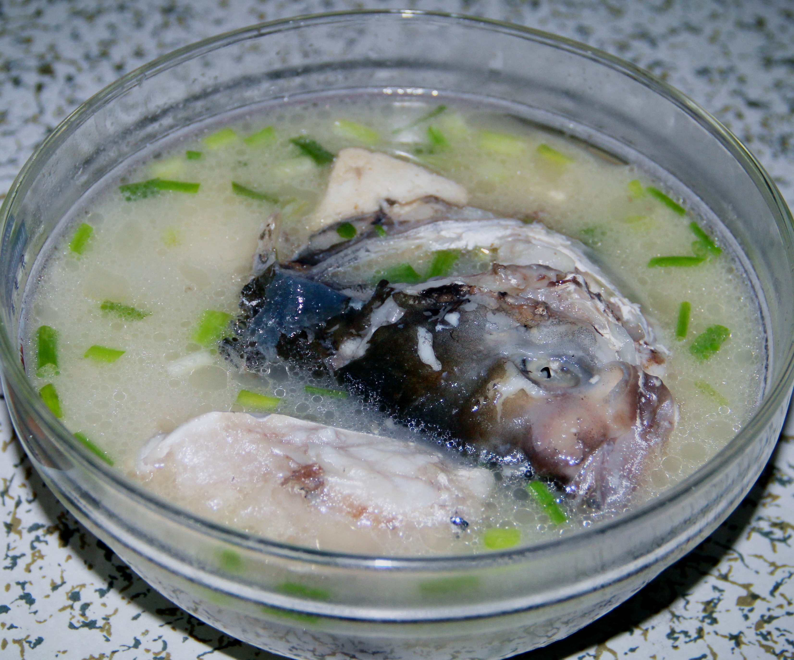 陈酸菜做的鱼头豆腐汤