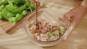 糖醋青椒塞肉【孔老师教做菜】的做法 步骤5