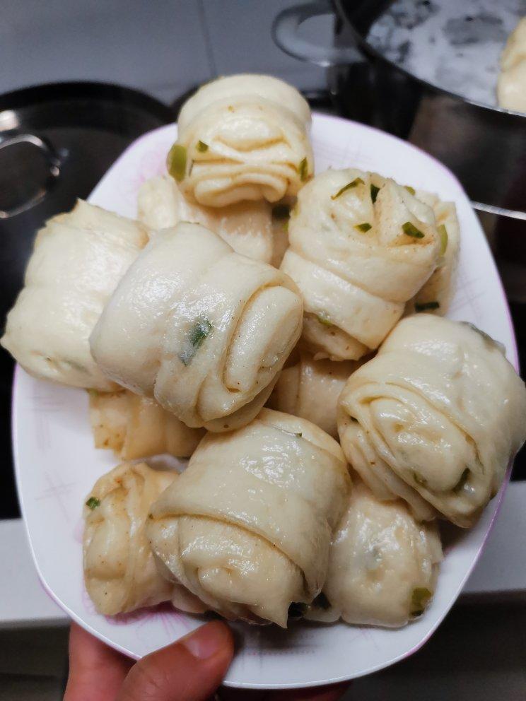 最好吃的火腿葱香花卷—附让葱不变黄的小窍门