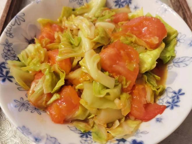 番茄炒圆白菜的做法