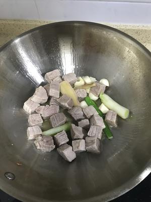 土豆胡萝卜牛腩的做法 步骤4
