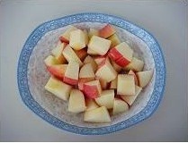 苹果银耳红枣汤的做法 步骤2