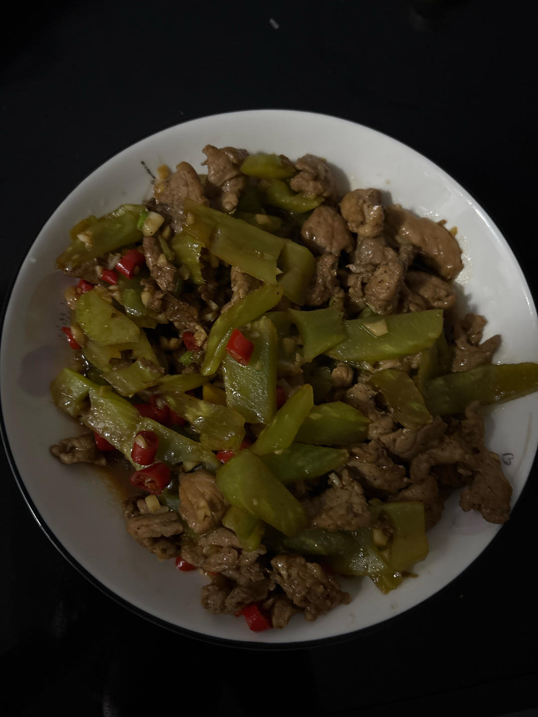 简单好吃下饭的莴笋炒肉来啦！