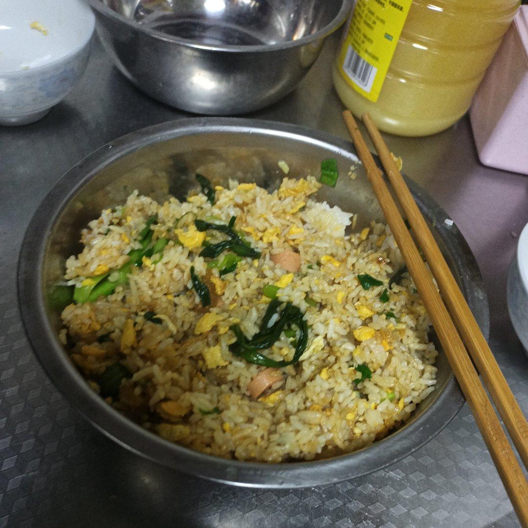 厨师长教你：“酱油炒饭”的家常做法，里面满满的小技巧，很受用