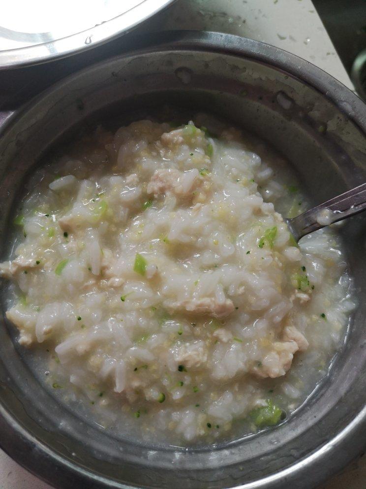婴幼儿宝宝辅食～胡萝卜西蓝花鸡肉粥