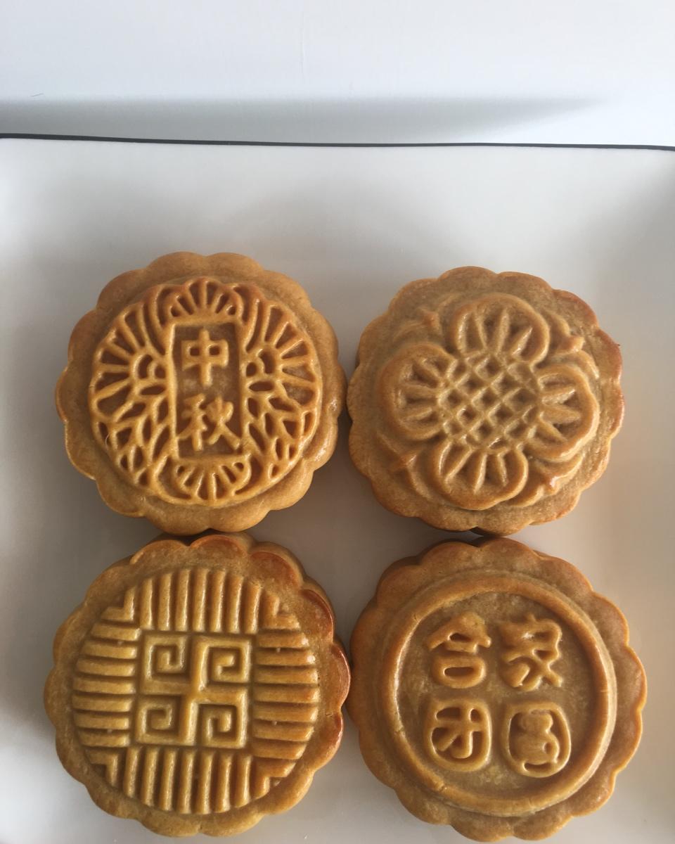 广式月饼—蛋黄莲蓉月饼