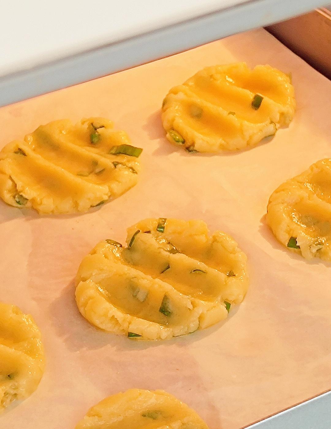 绝对是你吃过最浓郁的葱多多桃酥 葱油桃酥