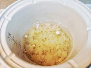 鸡头米银耳百合莲子糖水的做法 步骤3