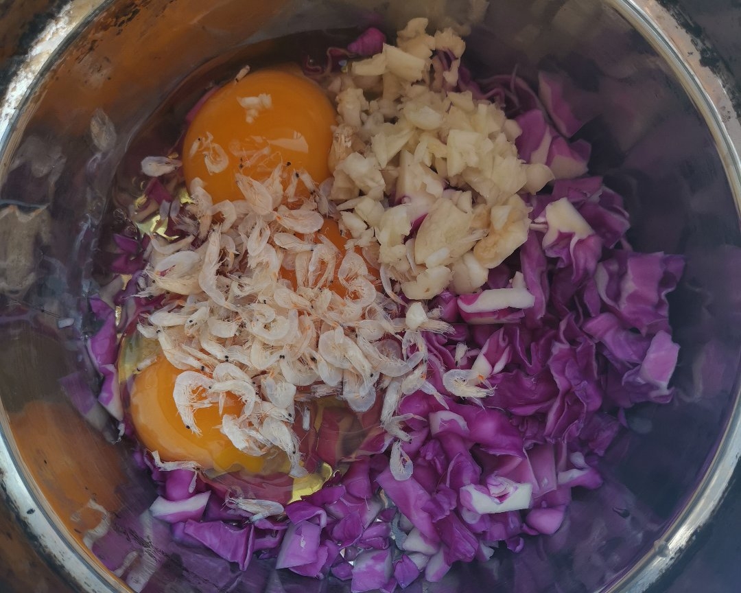 紫甘蓝鸡蛋虾皮咸食饼的做法 步骤1