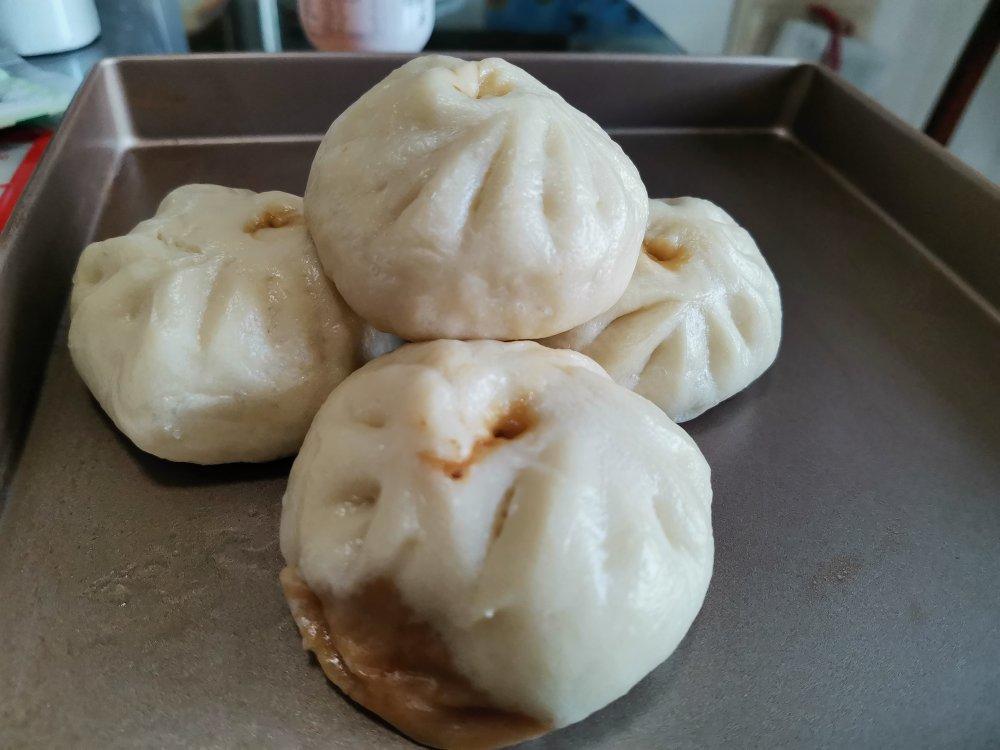 松软多汁的肉包子