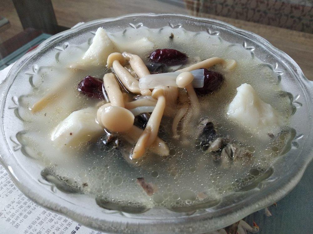 枸杞红枣乌鸡汤