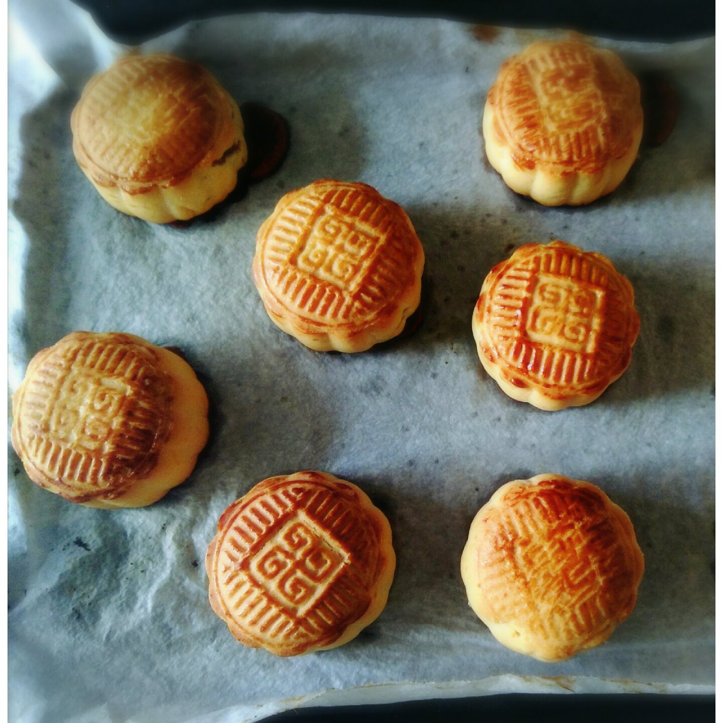 广式月饼—蛋黄芝麻月饼