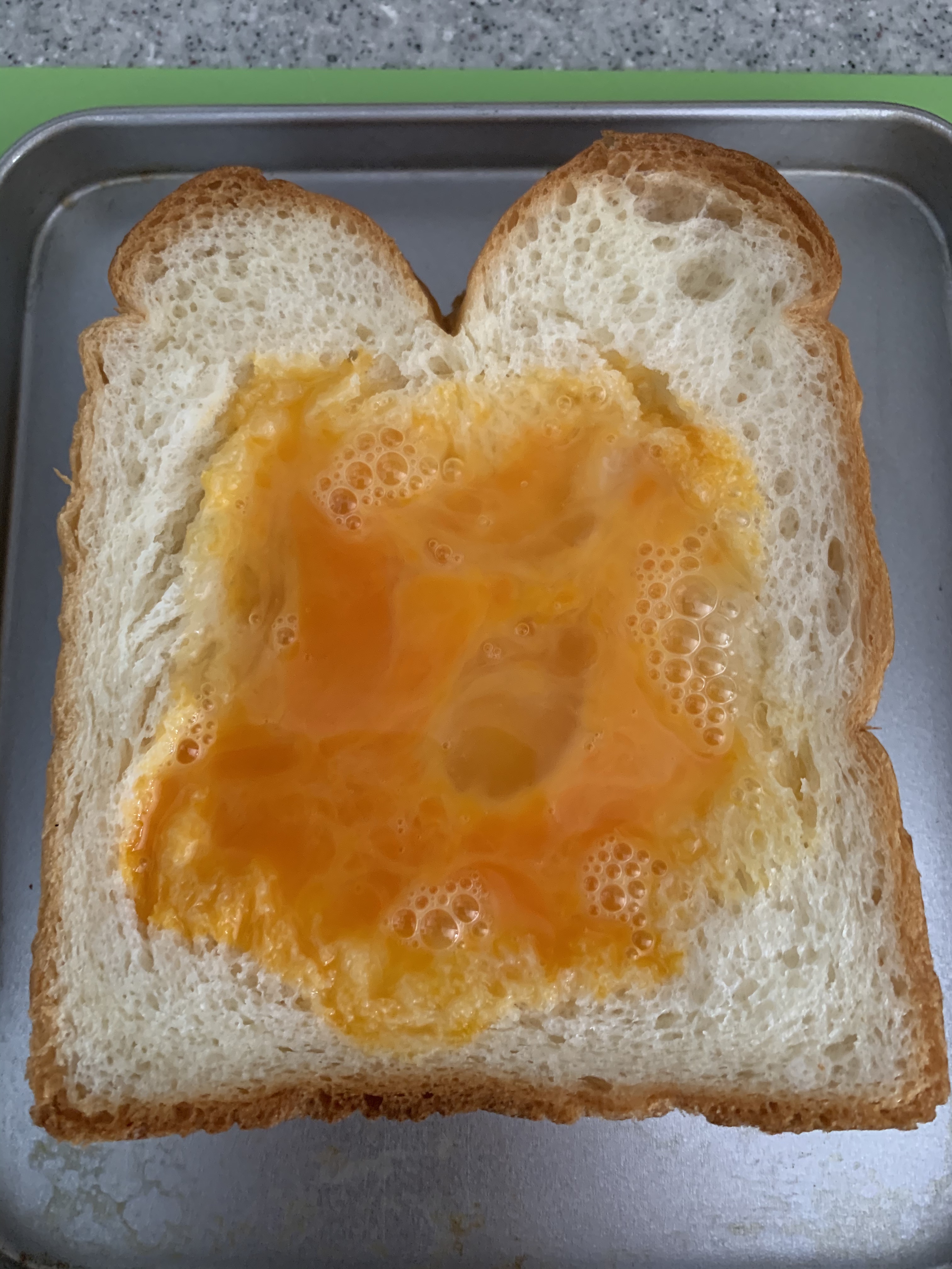 【5分钟早餐 】鸡蛋培根芝士吐司三明治的做法 步骤2