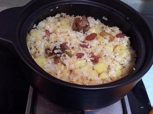 香肠土豆香菇砂锅焖饭的做法 步骤4