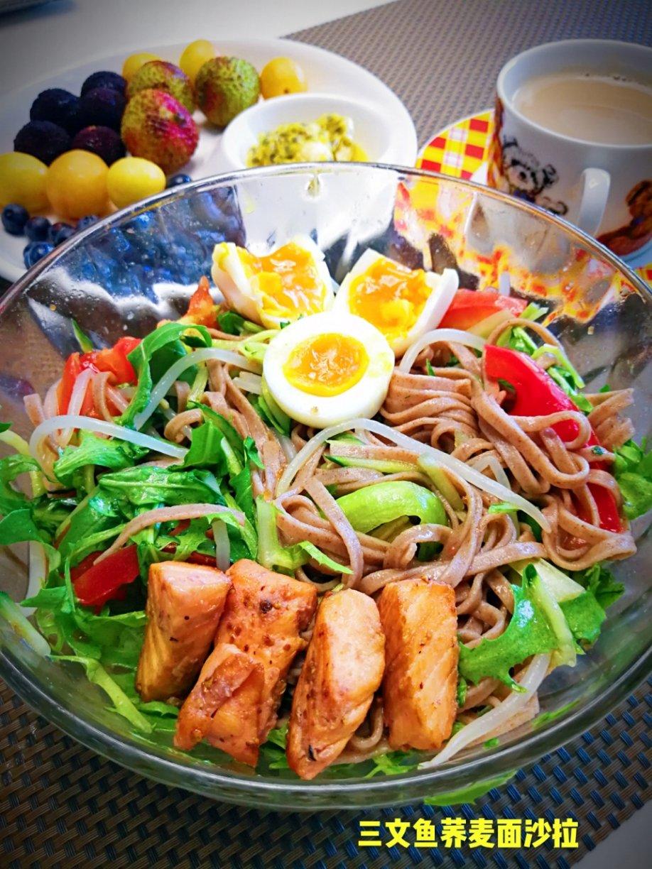 减脂增肌适用 ：烤三文鱼配荞麦面沙拉