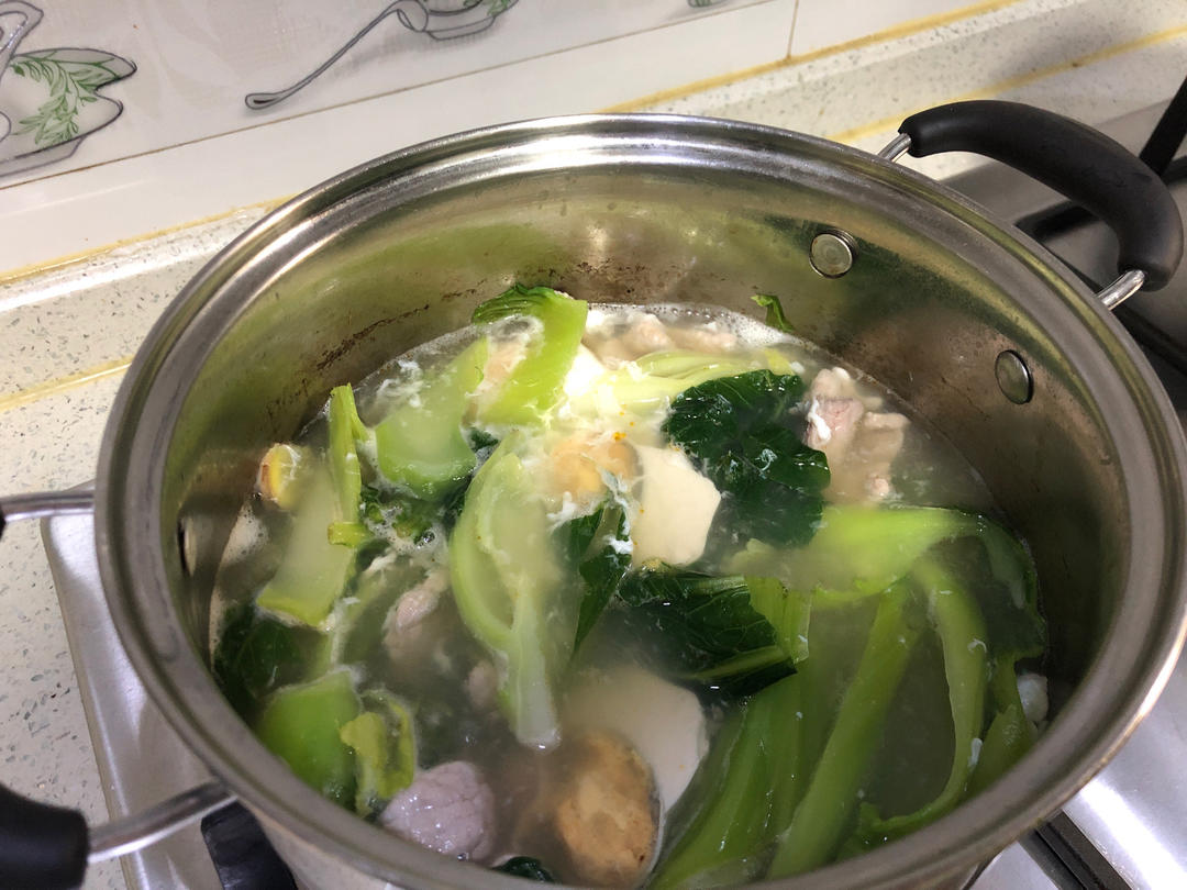 广东汤谱之                                        清热降火明目去苦                                咸蛋瘦肉芥菜汤