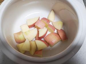 很适合冬天的甜品——苹果银耳红枣汤，酸甜可口，滋补又暖胃的做法 步骤2