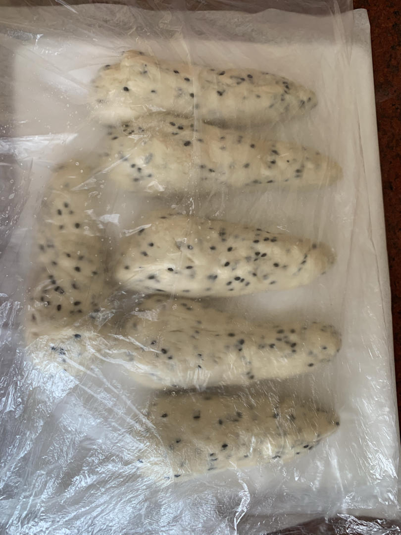 烫种黑芝麻盐面包