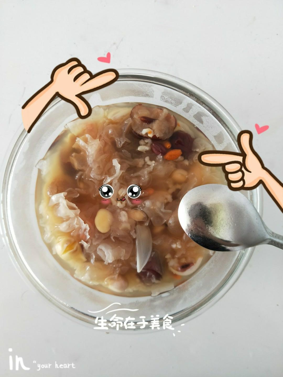 桃胶银耳红枣羹