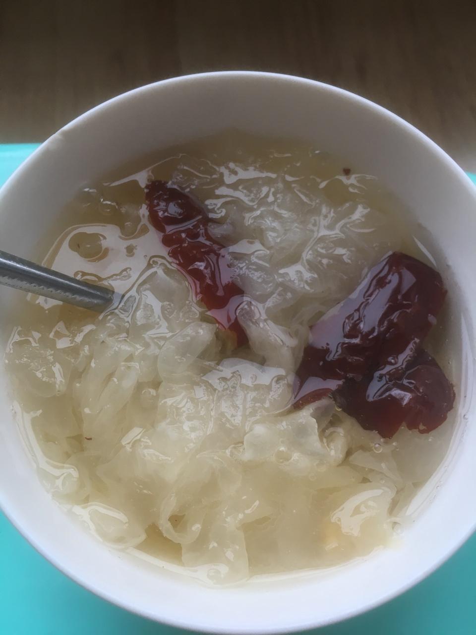 冰糖银耳红枣汤