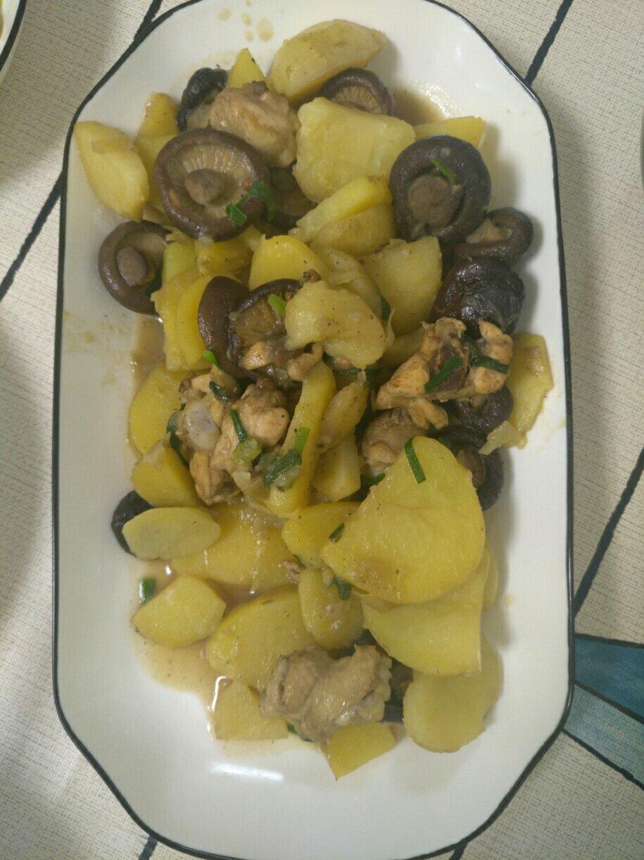 香菇土豆炖鸡肉