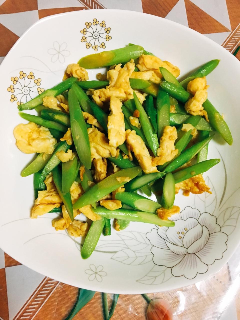 芦笋炒鸡蛋