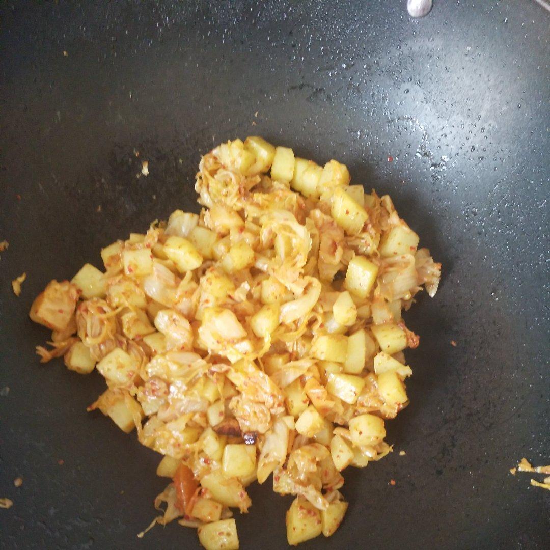 辣白菜炒土豆片