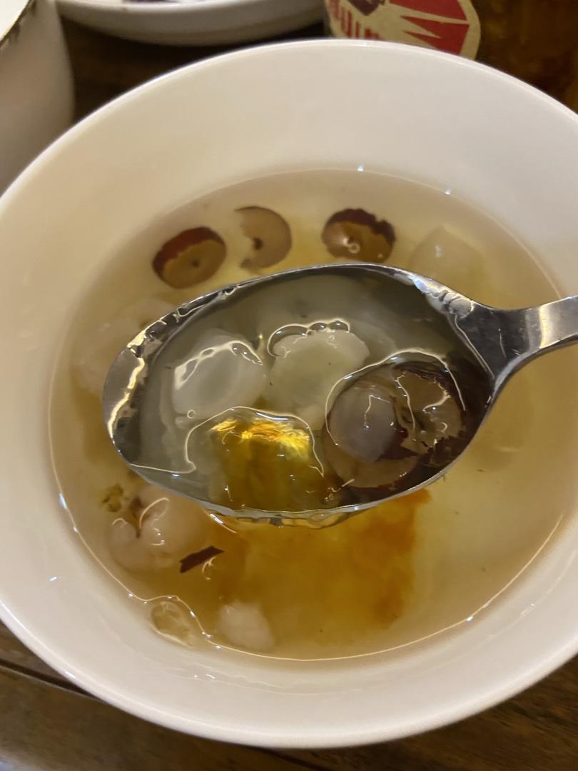 桃胶雪燕皂角米炖牛奶