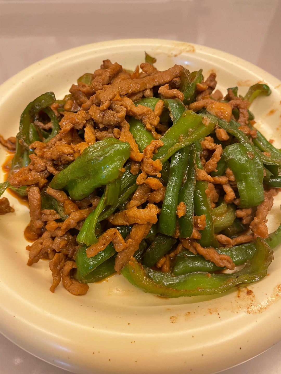 经典的家常菜，青椒炒肉丝，简单的食材也能做出如此美味