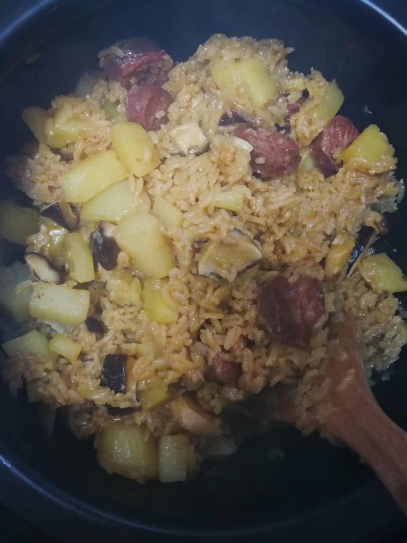 香菇腊肠土豆焖饭
