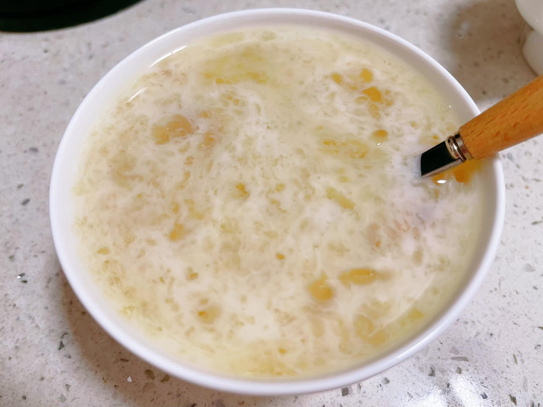 《桃胶皂角米雪燕银耳牛奶羹》据说一碗等于敷30片面膜的功效