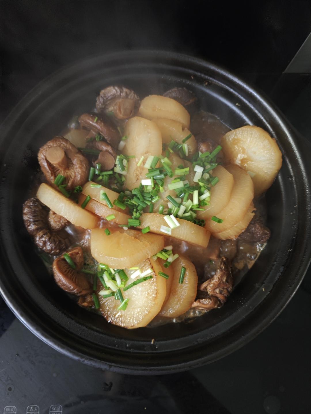 砂锅香菇素烧白萝卜