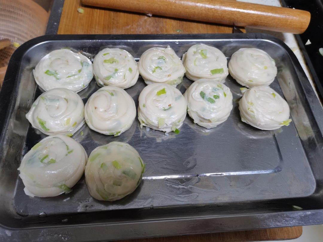 家常葱油饼 柔软多层 凉了也不硬 附细节视频详解