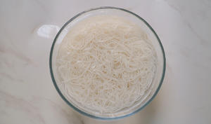 汤都喝光的云南小锅米线的做法 步骤3