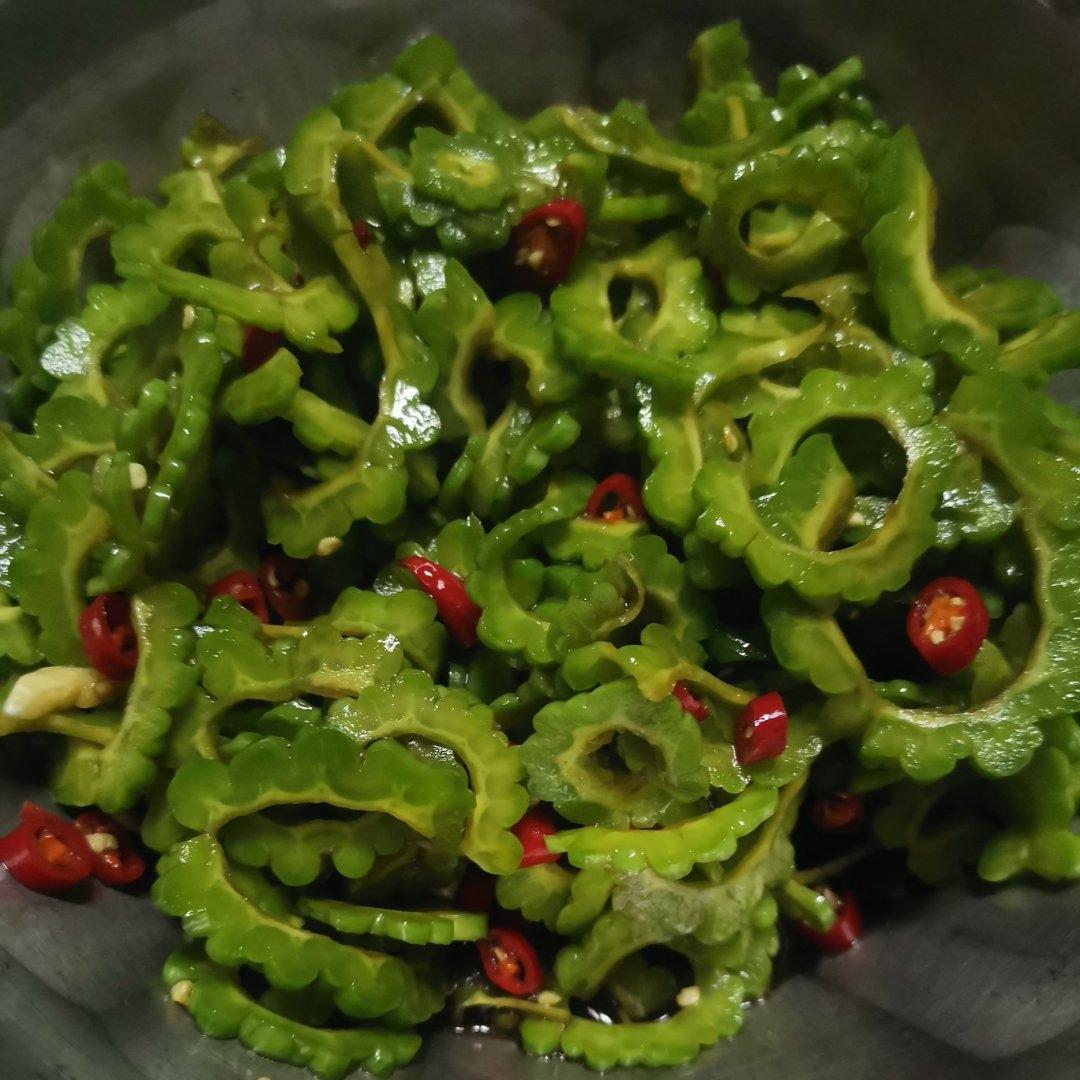 凉拌苦瓜(色碧、味脆)