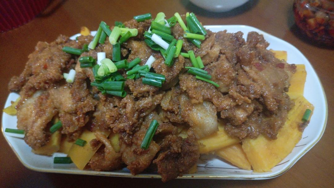 家常粉蒸肉（红薯底）