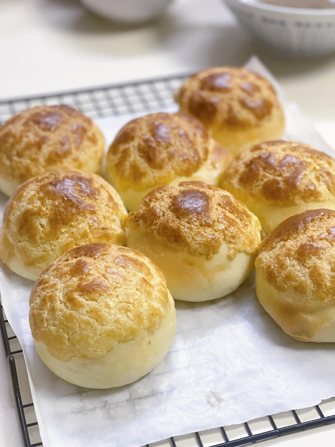 做100款面包の12：在家开茶餐厅!港式菠萝包 –不划格子自然裂开的香酥脆皮！菠萝油/酥皮包