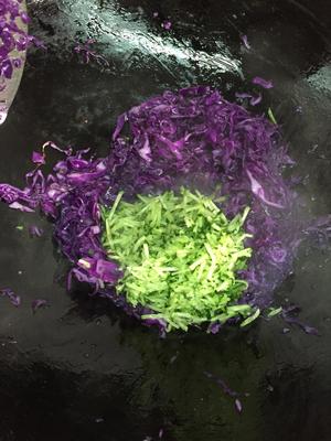 紫甘蓝拌黄瓜的做法 步骤4