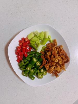 下饭菜🌶️白辣椒爆炒腊猪肠的做法 步骤2