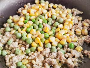 肉末内酯豆腐｜加了豌豆和糯玉米粒营养更丰富的做法 步骤3