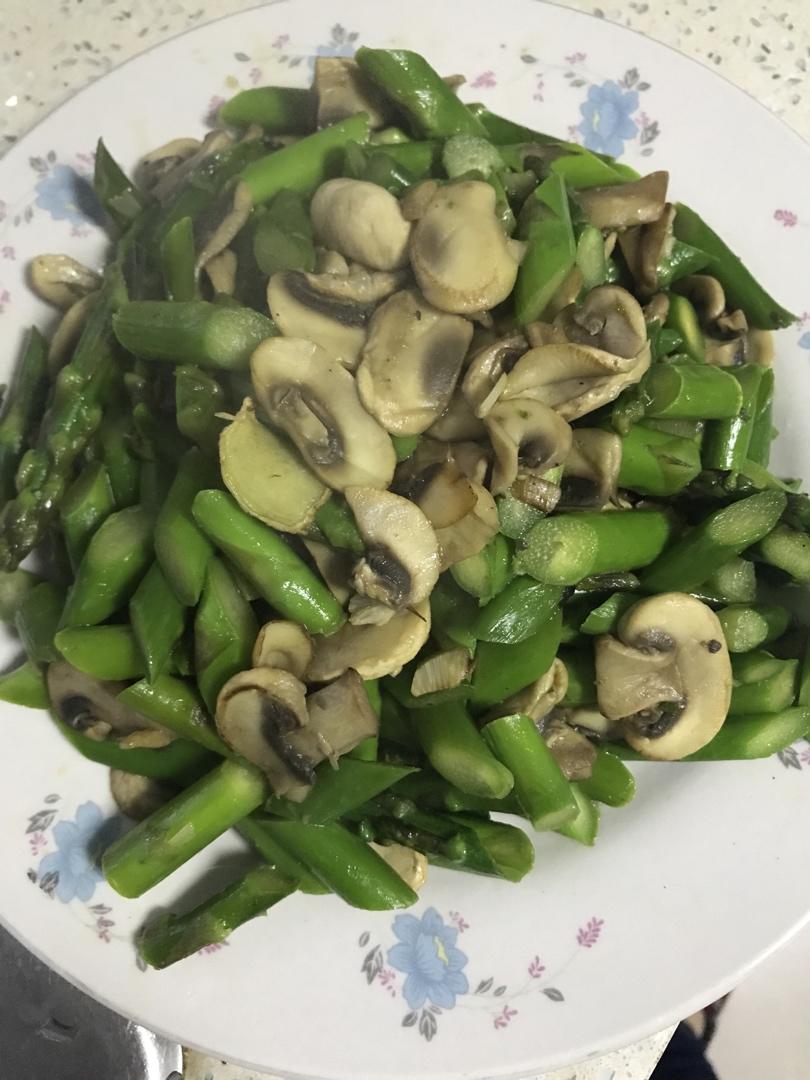 点击率超五十万的                    芦笋炒蘑菇