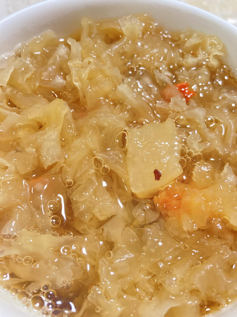 冰糖雪梨银耳红枣枸杞汤（止咳化痰润肺）