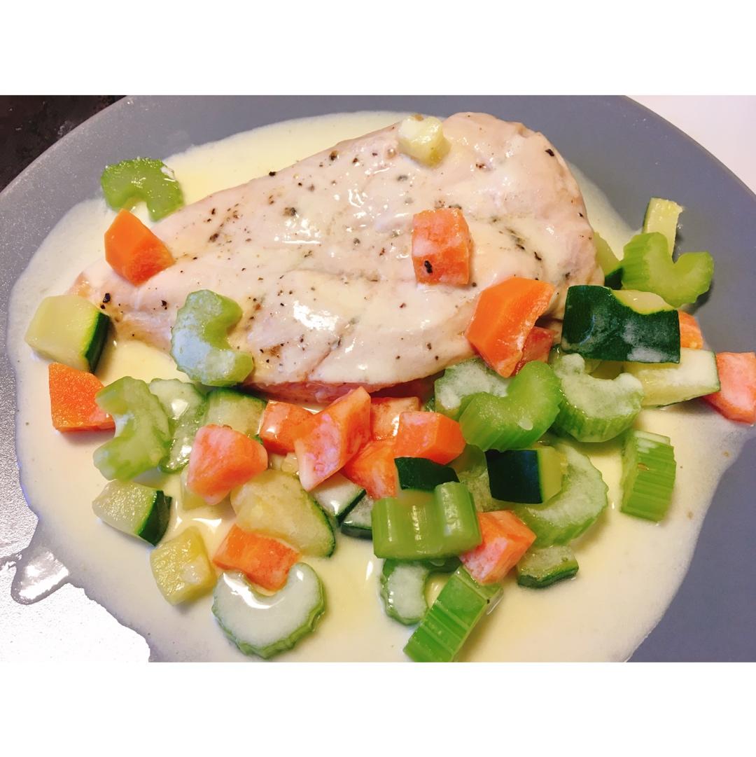 葡萄酒酱汁小鸡胸配时蔬